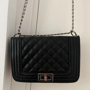 Väska  - Bra skick förutom att den tappat lite färg