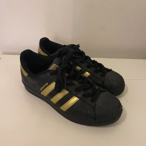 ADIDAS SNEAKERS - Sneakers från adidas! Använda men i bra skick! 