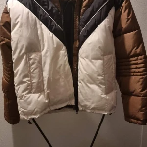 Uppsala  - Ny jacka, passar storlek S,M