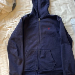 Ralph lauren zip - Säljer nu denna sjukt eftertraktade Ralph lauren zipen, tröjan är jätte fint skick och är sparsamt använd.  Skick:9/10  Nypris:1700