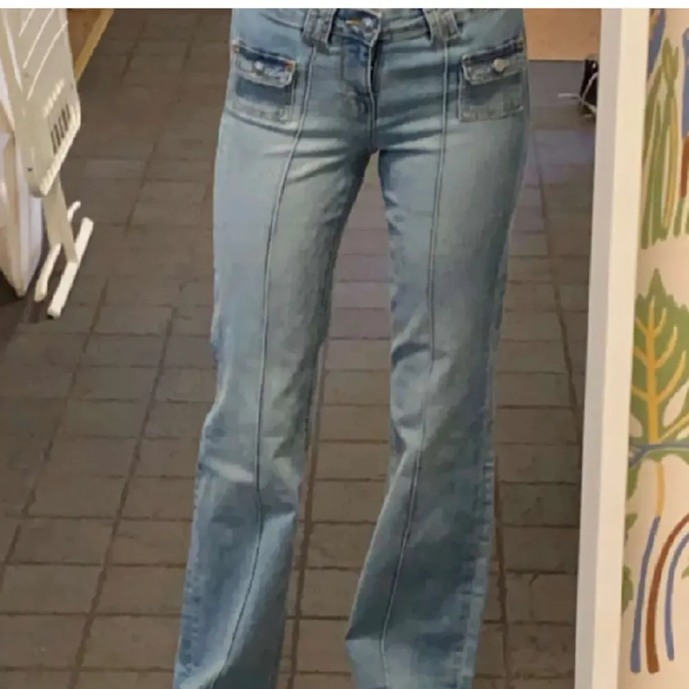 Lågmidjade jeans med fickor på framsidan från HM som är helt slutsålda 💙🤗. Jeans & Byxor.