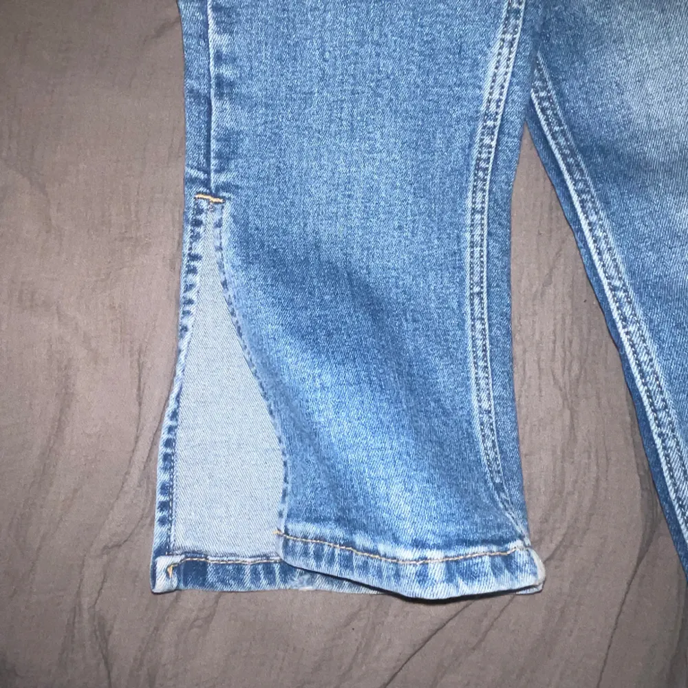 Jeans med slit från zara, använda en gång. Jeans & Byxor.