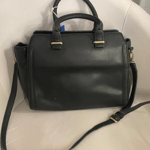 Svart väska - Säljer denna as snygga väskan då jag har flera i liknande modell. Knappt använd så i super fint skick! Pris går att diskuteras! 💕