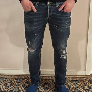 Säljer nu dessa extremt feta Dondup George Slim fit jeans i Storleken 33. Skick (9/10). Extremt bra skick. Skriv för frågor