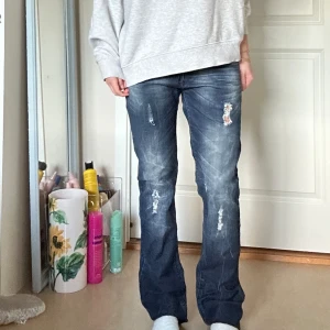 Håliga jeans - Håliga bootcut jeans, Lågmidjade. Jag vet inte storleken säkert då det är polska men uppskattar att det är m/s då de passar mig och de är min vanliga storlek! Fråga om mått vid osäkerhet