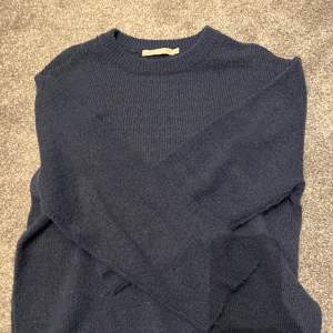 En jättefin marinblå stickad tröja från lager157, sparsamt använd. Jätteskön❤️