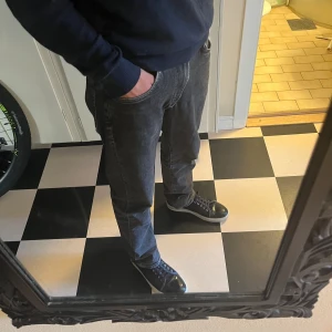 Mörkgråa jeans - Säljer ett par sköna jeans från H&M som är i väldigts fint skick. De är i storlek 30/32 och har inga defekter eller liknande. 