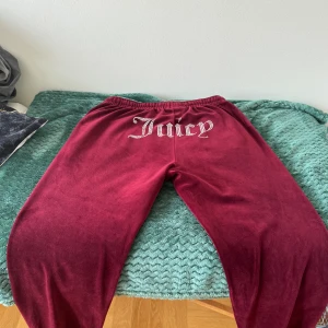 Juicy byxor, blus, klänning - Juicy byxor färgen vinröd storlek M  Säljer för 850kr   Blå sommar klänning storlek M Säljer för 350kr  Blus från KOI storlek 46 (L/XL)  Säljer för 400kr