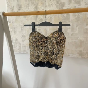 Paljetterad topp - En superfin topp med paljetter och pärlor i stl L. 