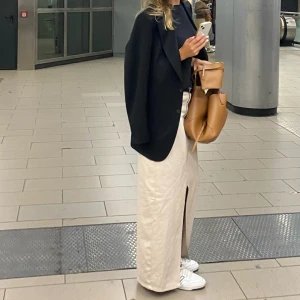 Lång jeanskjol  - Säljer denna snygga jeanskjol, liknar djerf avenues. 