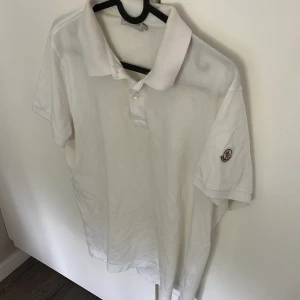 Moncler Piké - Säljer denna Moncler piké då jag inte använder den längre.  Skick: 8/10 - lite missfärgning vid nacken