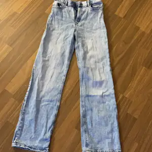 högmidjade jeans från Lindex, knappt använda längre 