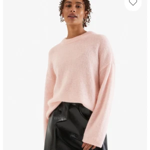 Rosa stickad tröja - Supersnygg ljusrosa stickad tröja från Kappahl. Tröjan är i storlek S och köptes i höstas, men är endast använd en gång sen dess! Den är helt slutsåld på hemsidan sen i höstas och säljs pga att den inte kommer till användning🩷 Nypris 799kr
