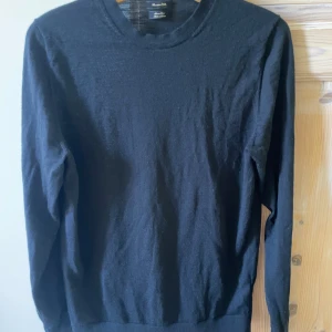 Massimodutti tröja, merinoull  - Svart tröja i merino ull, säljer då den är för liten, storlek m men passar s också. Nypris 799