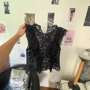 Zara spetsblus - Den utsålda och populär spetsblusen från Zara i M men passar även mig bra som oftast har storleken xs/s. Skriv till mig om du har några funderingar eller vill se fler bilder!💕☺️
