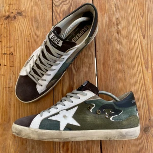 Golden Goose Super-star - Super-star ”camouflage print”. Sällsynt colorway. Sällan använda och i mycket bra skick. Köpta och autentiserade på Grailed. Kvitto och äkthetsbevis finns därmed tillgängligt. Hör av dig vid frågor/funderingar!🤝