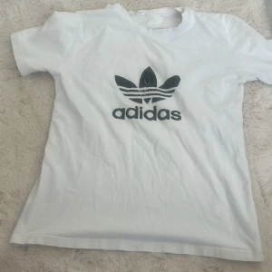 Addidas t-shirt - Denna t-shirten är fejk och lite av texten har gått bort men inga håll eller andra skador ❤️