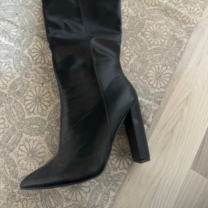 Svarta boots med klack - Svarta boots med klack🫶 använda en gång✨ Ca 10cm hög klack💖 skriv till mig om fler bilder önskas✨ storleken är 40 men jag har 39 så den är lite mindre i storleken🥰
