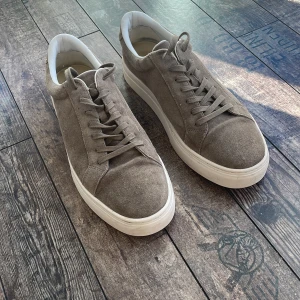 Vagabond Paul 2.0  - Säljer dessa snygga Vagabond skor i storlek 43 använd ett fåtal gånger vid vissa tillfällen då dem är lite stor i storleken för mig. Köpte dem 1400 nypris. Tyvärr finns inte skokartongen kvar där av ligger priset så lågt. Vid frågor bara o höra a sig