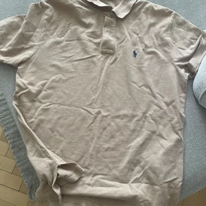 Ralph Lauren piké - Fint skick förutom skadan bild 3.  Beige large 