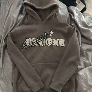 Demont hoodie - Hej säljer min demont hoodie. Den är i bra skick och knappats använd. Cond 9/10  Hoodien är slutsåld överallt. Skriv om du har några frågor. Mvh Simon 