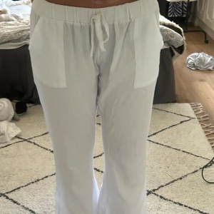 Linnebyxor  - Fräscha vita linnebyxor som passar perfekt till sommaren. Använda några gånger men finns inga tecken på det. Passar dig som vill ha lågmidjade byxor och är runt 167 cm. Säljer för att jag köpte ett par nya. Skriv för mer info🩷🩷