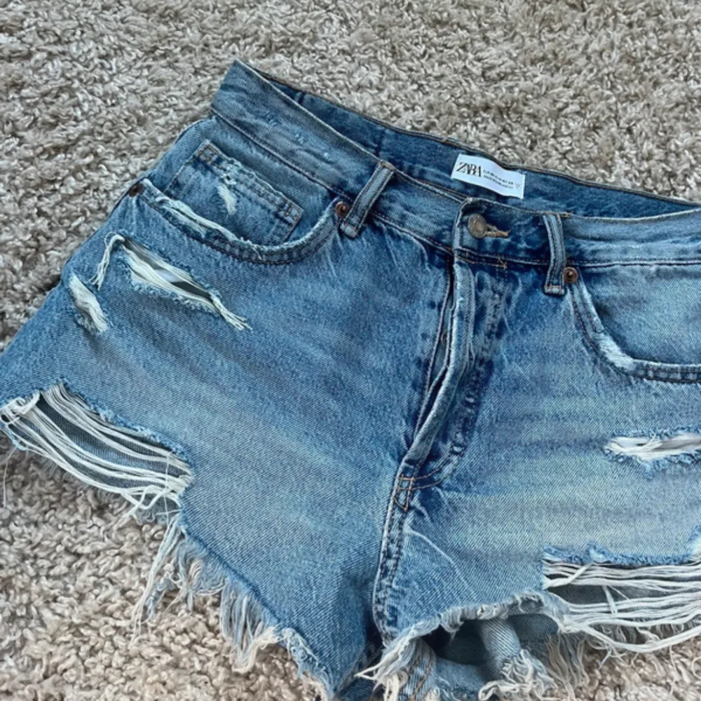 Helt nya jeansshorts ifrån zara, endast testade! Men tog bort lappen för snabbt! Storlek 38 men passar 36/S också! 💝🌸 nypris 329kr. Shorts.