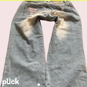 Baggy jeans - Jätte fina baggy jeans. Med detaljer på fickorna. Dem är i väldigt bra skick och är lågmidjade. Det står att  byxorna är i storlek 42 men dem passar snarare 28-34 