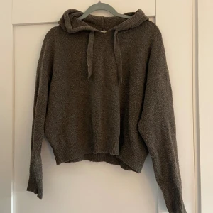 Stickad tröja  - Stickad tröja med luva. Använd några gånger därav lite nopprig men inget man tänker på! Annars väldigt bra skick  Skulle säga att den sitter som en S/M varav liten i storleken 