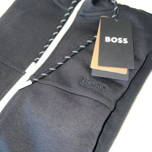 Black full-zip Hugo boss sweater  - Slightly worn, comes with tag, condition 8/10, fits true to size, size M 