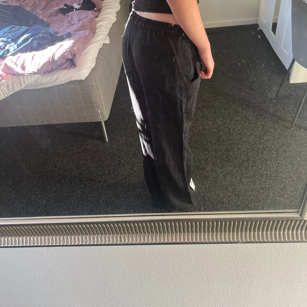 Jag säljer mina oanvända Zara linnebyxor, jag är 168 cm lång och det är stl S💕Pris kan diskuteras!. Farkut & Housut.