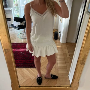 Fint linne - Så fint linne från stradivarius. Något urtvättad och därmed lite missfärgad spets, se bilderna. Säljer en likadan topp i svart! 