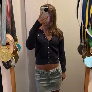 Ralph LAUREN tröja - Säljer min jätte fina Ralph LAUREN tröja i mörk blå, den är använd få tal gånger och har inga defekter, Den är i L i barn storlek skulle säga S i dam, skriv om ni har flera frågor ❤️