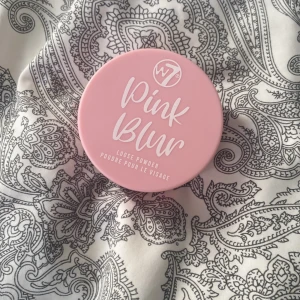 Pink powder - Ett pink powder från w7! Endast testat 1 gång💘 