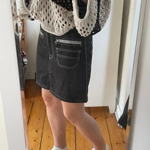Svart kjol - Svart kjol med insydda shorts, säljer pga den inte används.. :)