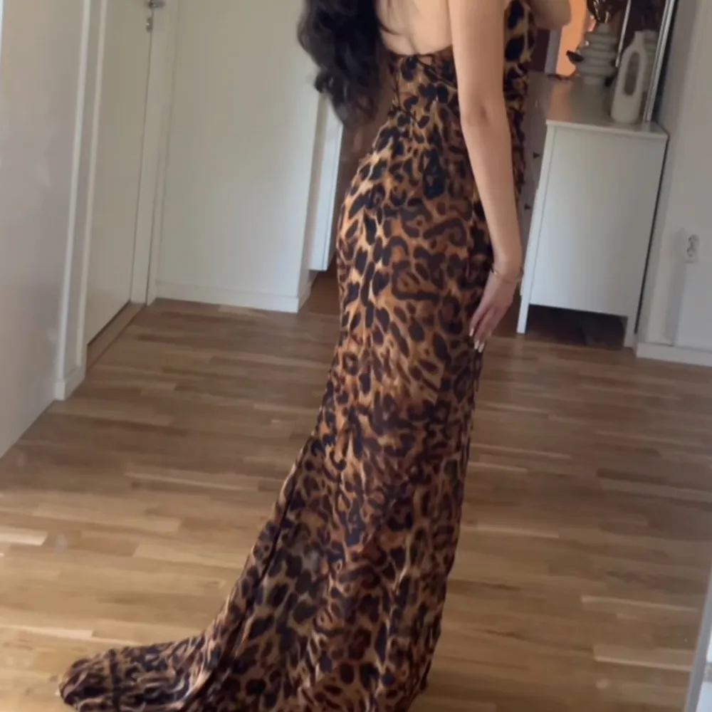 Galet fin leopard klänning från märket bella barnett. Helt Oanvänd med prislapp på. St xs. Köptes för 700 kr, säljer för 500. . Mekot.
