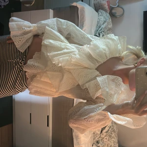 Blus - Blus från hm! Knappt använd så väldigt bra skick. Super söt och fin nu till sommaren😍