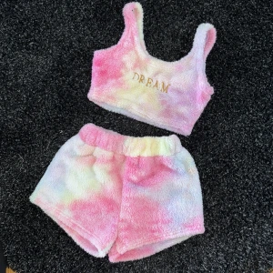 Fluffigt mjukis sov sett - Superfint mysigt fluffigt mjukissett i olika färger😍🌈 Toppen har texten ”Dream”, båda delar storlek S. Aldrig använts, säljs pga ångrat köp då det blir för varmt för mig. Annars superfint och gulligt pyjamas / hemma mys mjukissett. Nyskick