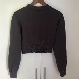 Varm magtröja med ärmar - Varan är i otroligt bra skick. Pris går att diskuteras. Obs! Köparen betalar för frakten.