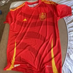 En helt ny fotbolls tröja!! Aldrig använd det är Spanien OBS: Skriv till mig innan du trycker på köp!!
