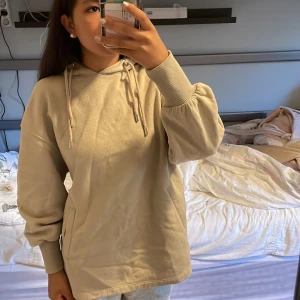 Beige hoodie - Jätte skön hoodie! Säljer pga inte riktigt sitter som jag vill att den ska sitta på mig❤️ Inga fläckar/hål! Använt ett par gånger❤️ Sista bilden ser du hur det ser ut på insidan❤️ Fråga om du undrar om något!❤️ 