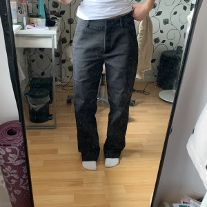 Kostymbyxor  - Köpta på Sellpy, midjemått är 35 cm rakt över. Oanvända, endast testade. Bra kvalitet på byxorna, tjockt och rejält tyg.  Kontakta mig om du har några frågor!