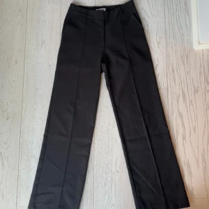 Kostymbyxor  - Kostymbyxor från Venderby’s. Dessa costymbyxorna sitter perfekt och är kvalitativa. Är användbar några gånger men inget man ser. Perfekt basplagg.