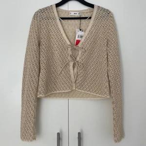 Kofta Mango - ALDRIG ANVÄND, lapp kvar. Supergullig kofta från Mango med guldtrådar 💛💛