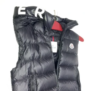 Moncler väst - Storlek S passar 170-185cm Fin skick inte mke använd