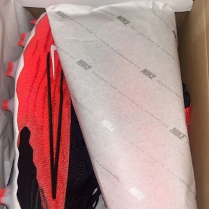 Nike Phantom Elite  - Hej, säljer splitter nya Nike Phantoms Elite i storlek 47,5. Dom är helt klart oanvända och ligger fortfarande i kartong.