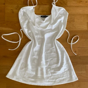 Klänning - Klänning med snörning i ryggen som formar kroppen väldigt fint! 