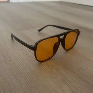 Ett par schyssta solglasögon till salu perfekt till sommaren! Mycket fint skick och inga tecken på användning! Hör gärna av er om frågor.