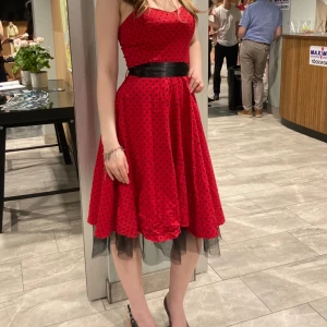 Rockabilly klänning 50-tals stil 💋 - Jättefin röd rockabilly klänning! Perfekt skick. 💋 Pris är alltid diskuterbart 