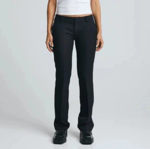 Low waist kostymbyxor  - Svarta kostymbyxor från bikbok i modellen Vera. Slitsen har jag sytt igen. 